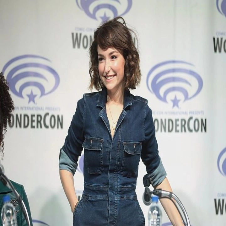 Milana Vayntrub Height, Weight, Age, Net Worth, Husband, Family, Career, and more